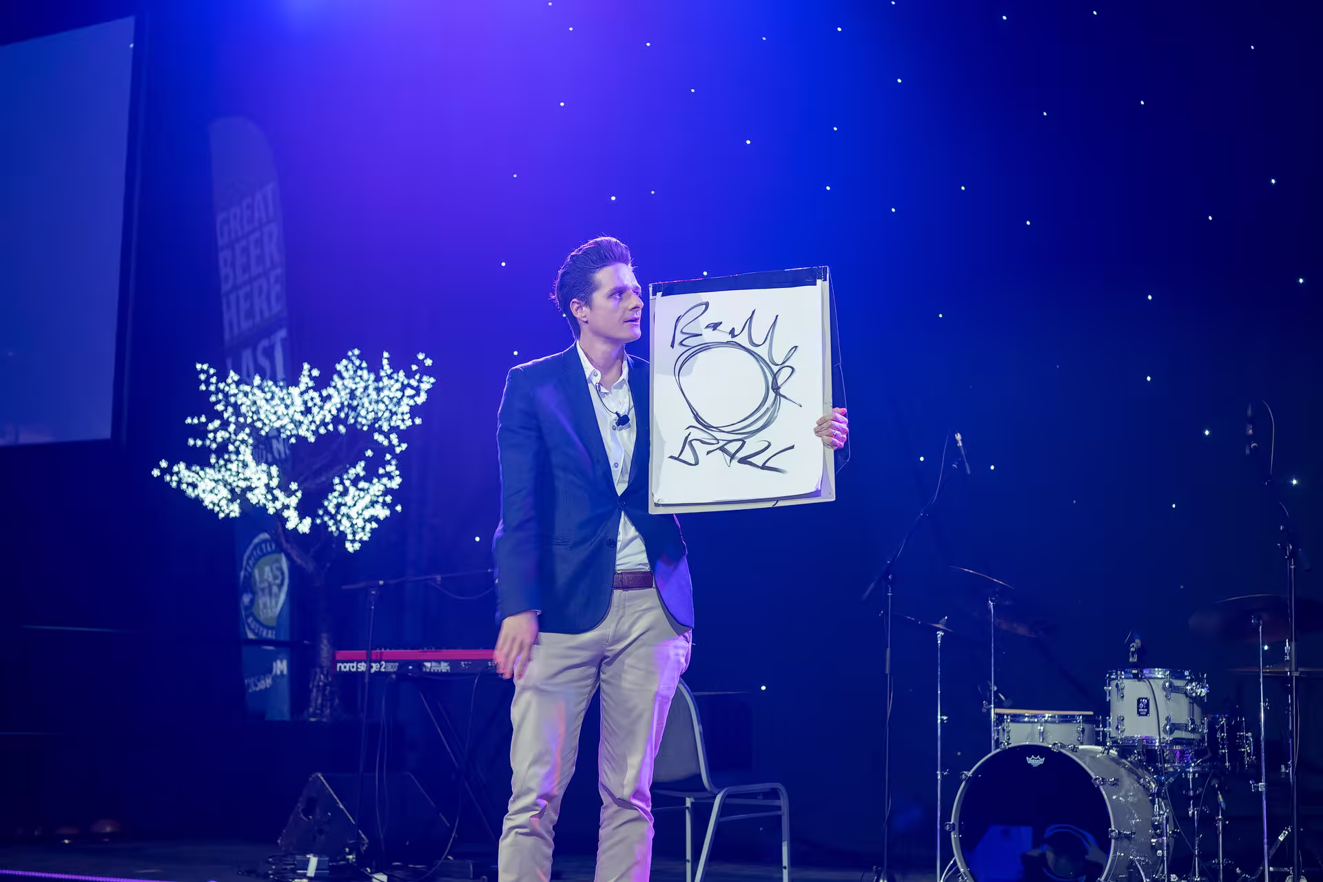 Jason Gray engaging guests with interactive trade show magic